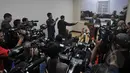 Ketua Umum PSSI La Nyalla Mataliti menggelar konferensi pers di Kemenpora, Senin (20/4/2014). Menpora Imam Nahrawi sedang tidak ada di tempat saat didatangi La Nyalla . (Liputan6.com/Johan Tallo)