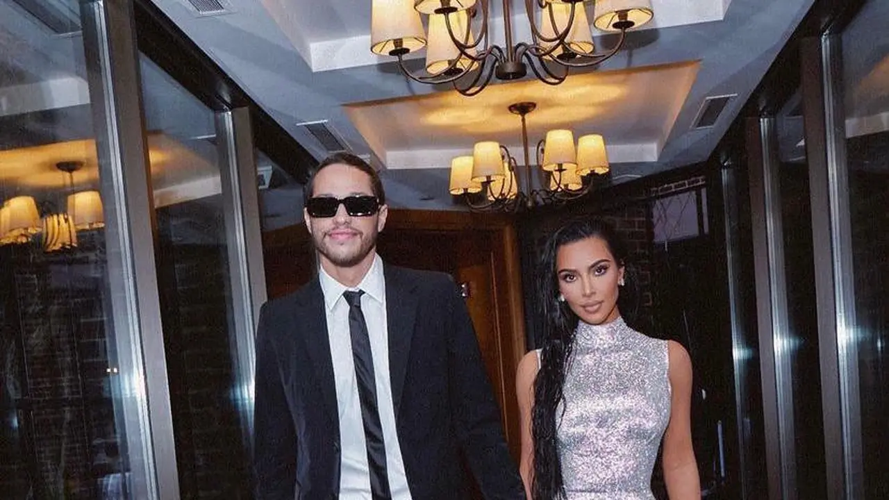 8 Tampilan Perdana Kim Kardashian dan Pete Davidson di Karpet Merah, Kompak Berbusana Serba Monokrom