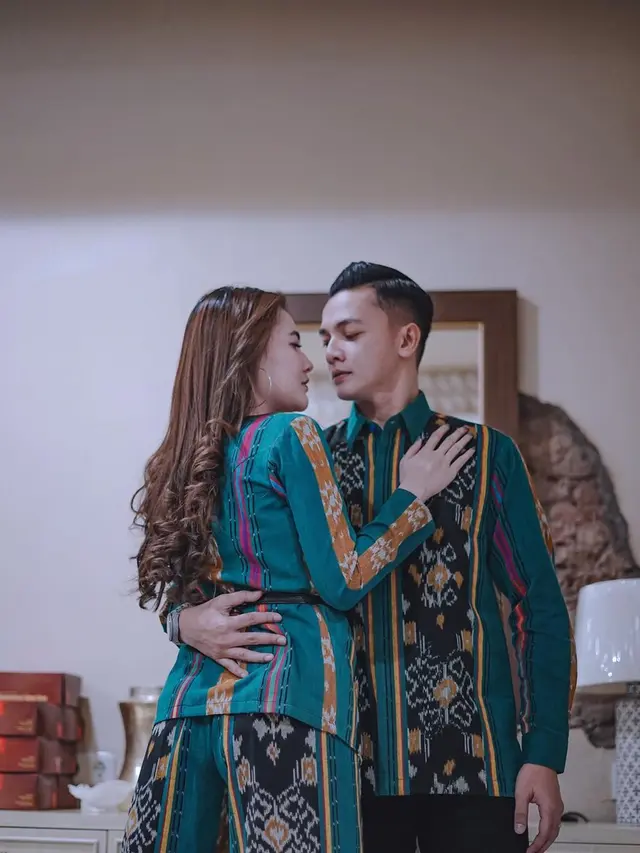 Duet Bareng, Ini 5 Potret Nella Kharisma dan Dory Harsa Pakai Baju Kembar