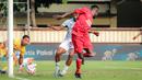 Pemain Semen Padang, Ikechukwu Kenneth Ngwoke melakukan tendangan backheel saat berusaha mencetak gol ke gawang PSS Sleman pada laga lanjutan BRI Liga 1 2024/2025 di Stadion STIK, Jakarta, Senin (26/08/2024). (Bola.com/Bagaskara Lazuardi)