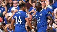 Chelsea mengalahkan Tottenham Hotspur dalam pekan pertama Premier League 2022/2023 di Stamford Bridge, Minggu (14/8/2022). Kalidou Koulibaly mencetak gol debut dalam laga ini. (AFP/Glyn Klark)
