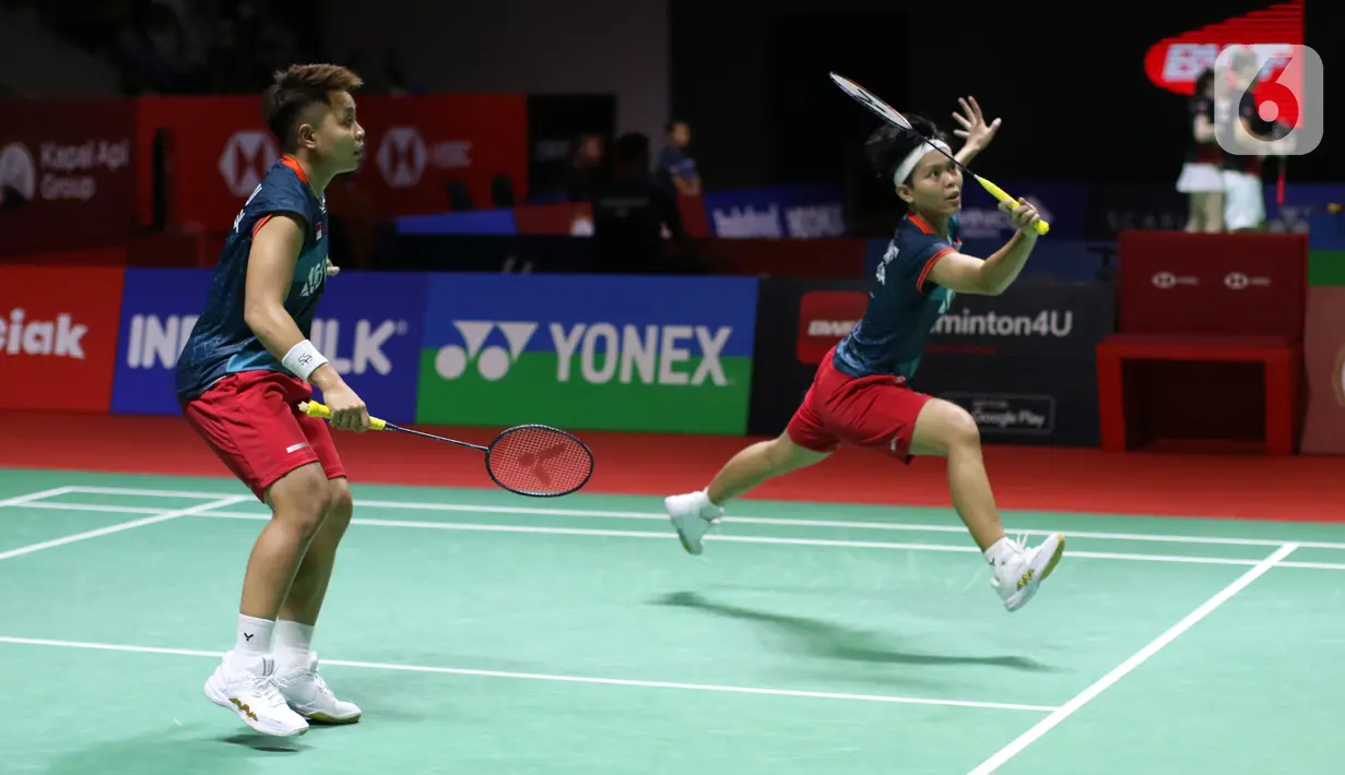 Di awal gim pertama , Apriyani Rahayu/Siti Fadia langsung melesat dalam perolehan poin dengan keunggulan 5-1. (Liputan6.com/Helmi Fithriansyah)