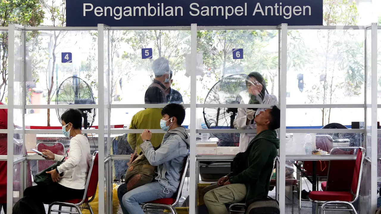 Jelang Libur Imlek, Penumpang KA Jarak Jauh di Stasiun Pasar Senen Alami Peningkatan
