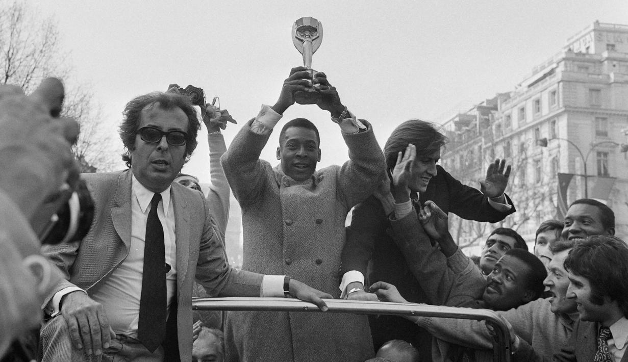 Di level timnas, Pele hingga kini masih memegang rekor sebagai pemain paling muda yang berhasil meraih Piala Dunia, yaitu saat menjuarai Piala Dunia pertamanya pada edisi 1958. Saat Brasil megalahkan tuan rumah Swedia di partai final (29/6/1958), Pele baru berusia 17 tahun dan 249 hari. (AFP)