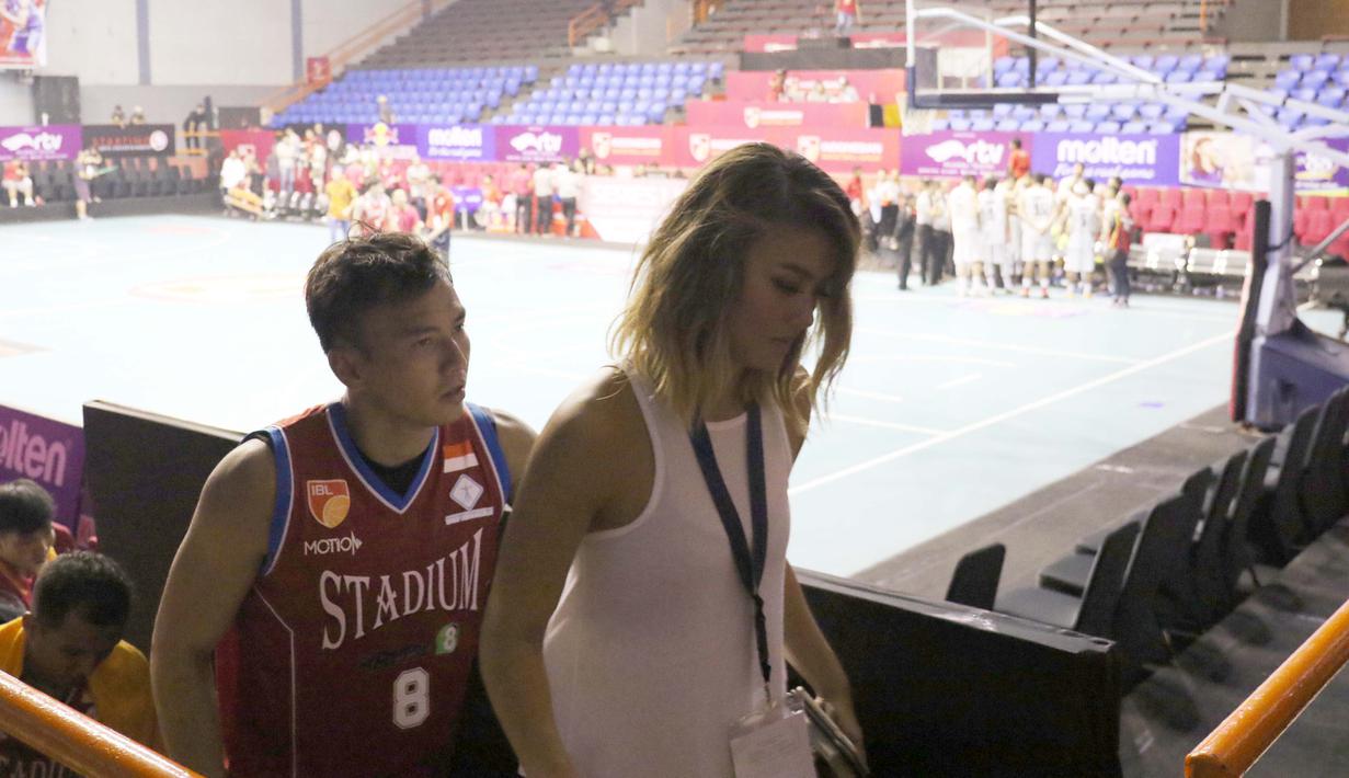 Agnes Monica dan Wijaya usai menyaksikan laga IBL antara Stadium Jakarta vs CLS Knight di Hall A Senayan, Jakarta, Rabu (13/1/2016). (Bola.com/NIcklas Hanoatubun)