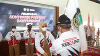 Bupati Banyuwangi Ipuk Fiestiandani  serahkan bendera pataka kontingen Banyuwangi sebagai pertanda dilepasnya kontengan Banyuwangi mengikuti kejuaraan Pekan Olahraga Provinsi Jawa Timur ke VII (Istimewa)