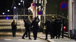 Polisi berdiri di tempat kejadian setelah serangan di Kongsberg, Norwegia, Rabu (13/10/2021). Serangan terjadi dalam supermarket Coop Extra di Kota Kongsberg yang berada di barat daya Oslo. (Hakon Mosvold Larsen/NTB Scanpix via AP)