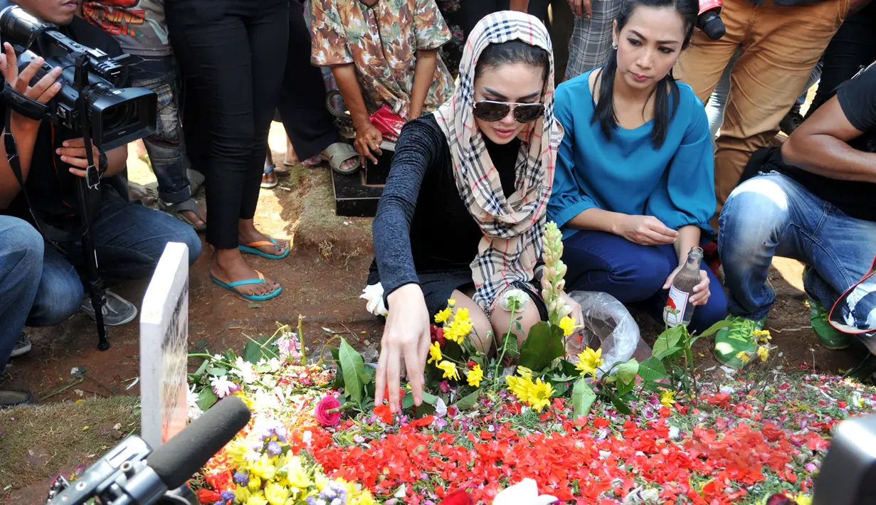 Nikita Mirzani saat menabur bunga di makam Olga Syahputra di TPU Malaka seusai bebas dari Rutan Pondok Bambu pagi tadi, Jakarta, Senin (30/3/2015). (Liputan6.com/Panji Diksana)
