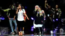 Syahrini dan Melly Goeslaw melakukan Gladiresik HUT 26 SCTV di Istora Senayan, Jakarta, Selasa (23/8). Penyanyi pemilik jargon 'sesuatu' itu akan berkolaborasi dengan Melly Goeslaw membawakan lagunya bertajuk Seperti Itu. (Liputan6.com/Johan Tallo)