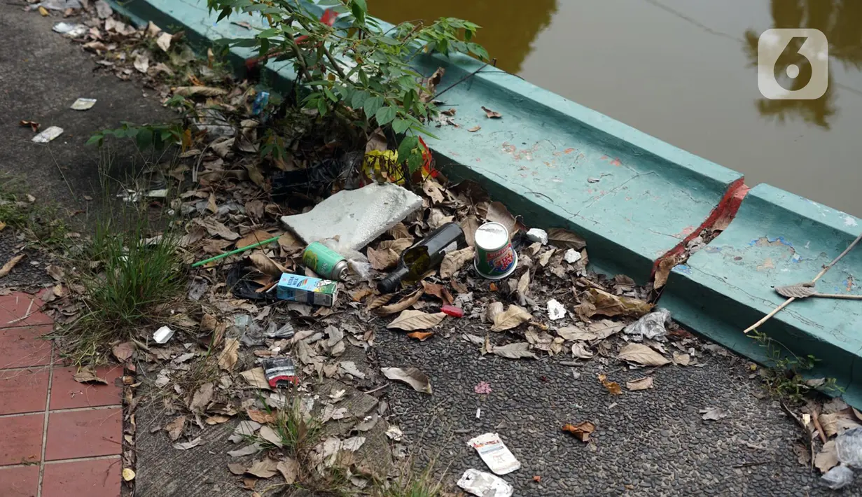 Sampah berserakan di Taman Martha Tiahahu yang terbengkalai di kawasan Blok M, Jakarta Selatan, Selasa (17/11/2020). Taman yang berdiri sejak 1948 tersebut kini kondisinya terbengkalai, dengan sampah dan rumput liar yang tumbuh hampir di seluruh sudut taman. (Liputan6.com/Immanuel Antonius)