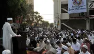 Ratusan jemaah mendengarkan khutbah usai Salat Idul Adha di Masjid Al Furqan DDII, Jakarta, Selasa (21/8). Penetapan Salat Idul Adha ini didasarkan pada perhitungan hisab wujudul hilal yang menghasilkan data astronomis. (Merdeka.com/Iqbal S. Nugroho)