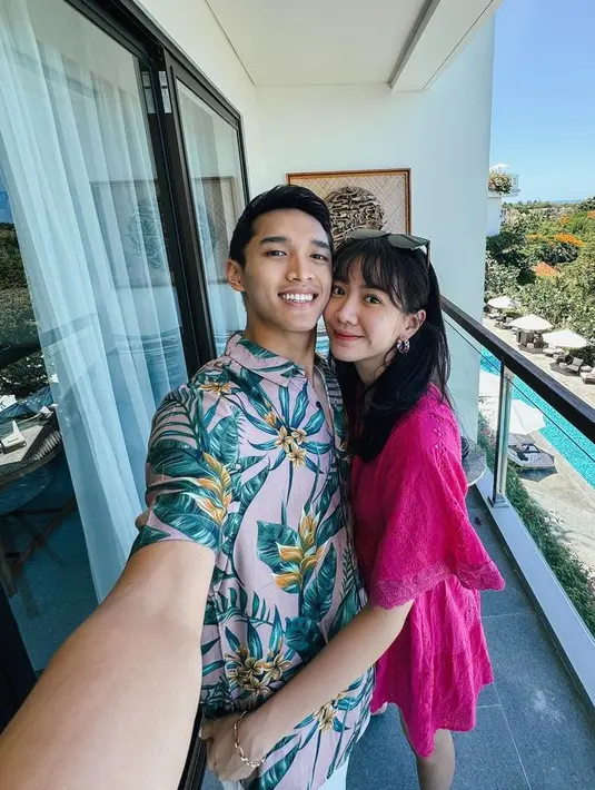Pasutri baru selanjutnya, Shanju dan Jonatan Christie. Keduanya tampil santai, Shanju tampil dengan dress fuschia dan Jonatan dengan kemeja pink cocok untuk rayakan Valentine. [@shanju]