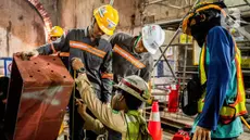 Pekerja mengecek mesin bor terowongan (tunnel boring machine) pembangunan jalur MRT Jakarta fase 2A CP 203 di terowongan bawah tanah Stasiun Kota, Jakarta, Kamis (11/7/2024). (Liputan6.com/Herman Zakharia)