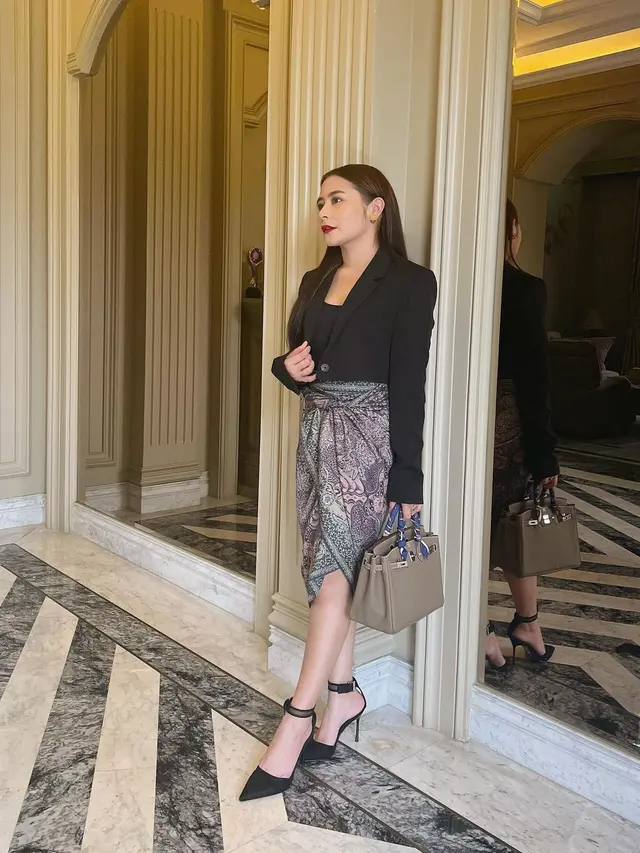 Jadi Dosen Praktisi, Ini 7 Potret Prilly Latuconsina dengan Busana Semi Formal