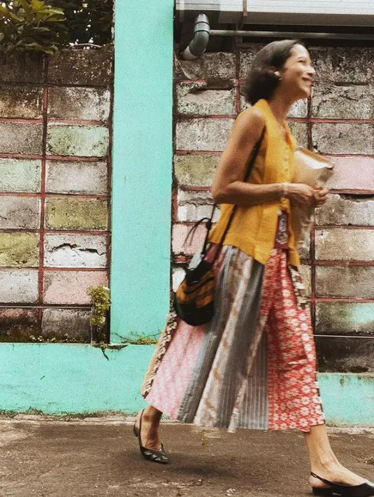 7. Gaya feminin Putri Marino satu ini juga tak kalah stylish. Ia memadukan sleeveless kebaya dengan rok rempel batik warna-warni. (Instagram/putrimarino).