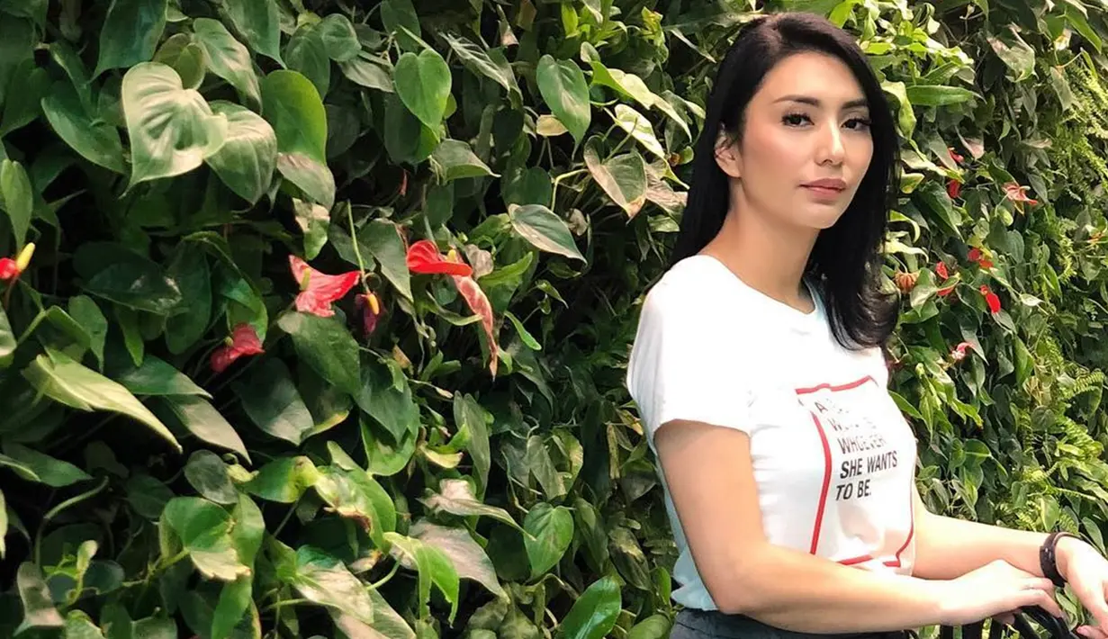 Meski hanya menggunakan kaos berlengan pendek dengan aksesoris tambahan sebuah jam tangan tetap mampu membuat penampilan Tyas terlihat cantik. Kamu juga bisa meniru gaya santai Tyas Mirasih dalam berbusana.  (Liputan6.com/IG/@tyasmirasih)