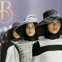 Hitam putih atau monokrom menjadi pilihan tema desainer Ranti Bubu dalam koleksi busana terbarunya. Sebanyak 12 koleksi diperagakan para model di runway pada Jumat (10/3/2023) dalam ajang MUFFEST+ 2023 di The Westin Jakarta. [Foto: Bambang E. Ros/Fimela.com]