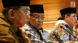 Ketua Umum PBNU, KH Said Aqil Siradj (tengah) saat memberikan keterangan pers terkait serangan bom bunuh diri yang terjadi Kampung Melayu di kantor PBNU, Jakarta, Kamis (25/5). (Liputan6.com/Angga Yuniar)