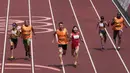 Liu Cuiqing dari China berlari dengan pemandunya Xu Donglin untuk memenangkan final 400 meter T11 putri pada Paralimpiade Tokyo 2020 di Stadion Nasional, Tokyo, Jepang, 28 Agustus 2021. (AP Photo/Eugene Hoshiko)