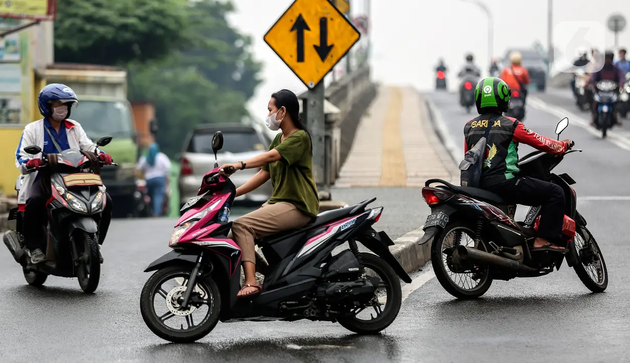 Warga menggunakan sepeda motor melintasi jalan Bintaro Permai, Jakarta, Rabu (15/6/2022). Korps Lalu Lintas (Korlantas) Polri menghimbau kepada masyarakat khususnya pengguna motor untuk tidak menggunakan sandal dan celana pendek saat berkendara dikarenakan,sandal jepit tidak akan melindungi bagian kaki pengendara. (Liputan6.com/Johan Tallo)