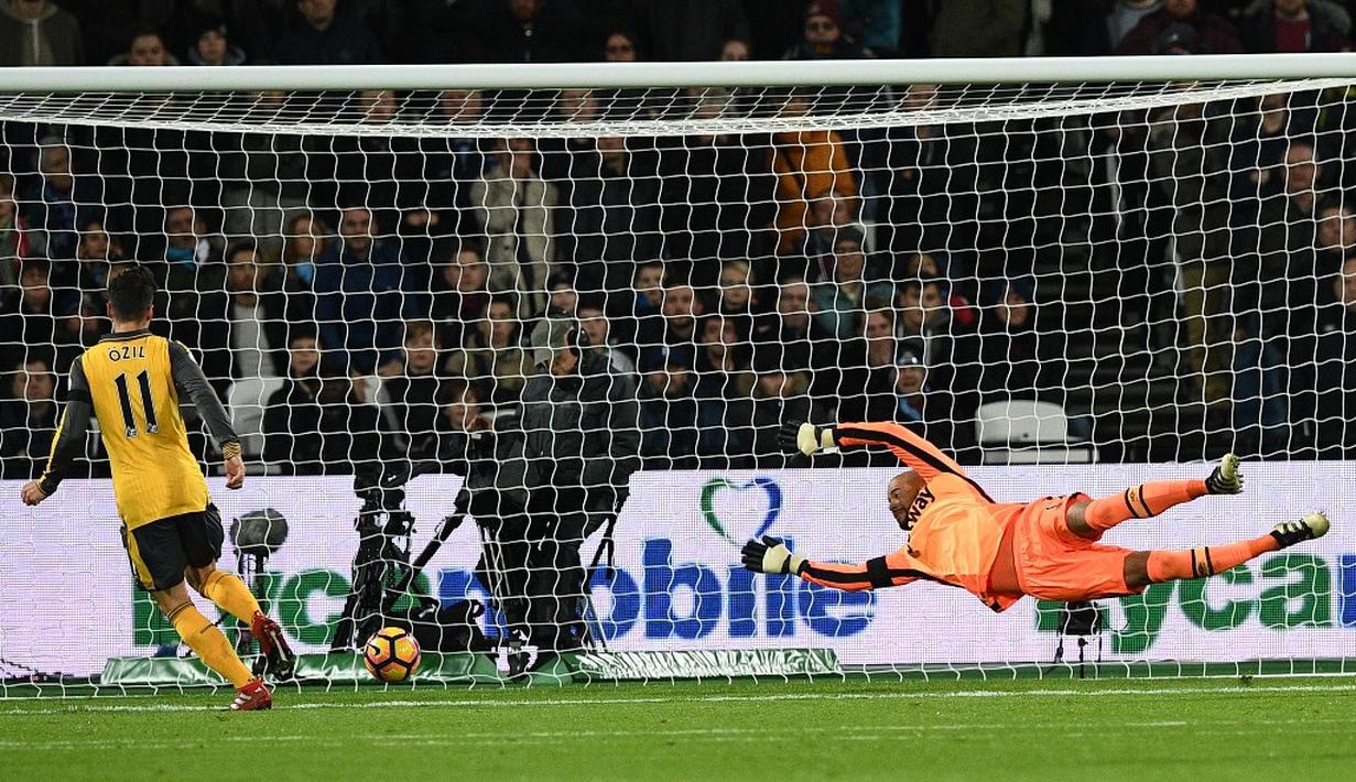 Gol pembuka Arsenal lahir ketika pertandingan memasuki menit ke-24. Umpan Sanchez disambut tembakan Mesut Ozil yang membuat gawang West Ham United bergetar. (AFP/Justin Tallis)