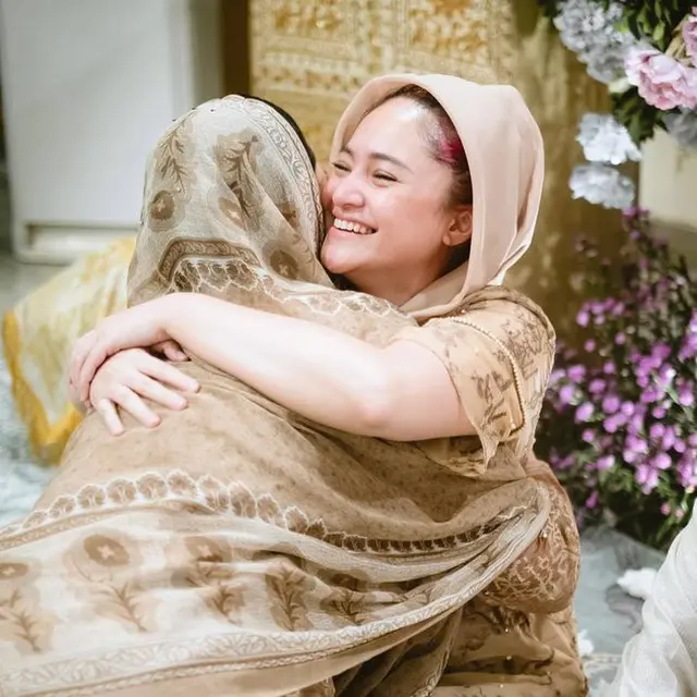 6 Potret Marshanda di Pengajian Pranikah Sang Adik, Tampil Pakai Kerudung