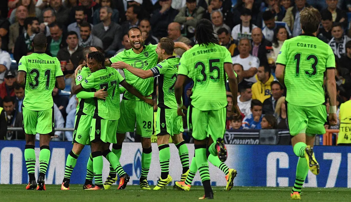 Para pemain Sporting Lisbon merayakan gol yang dicetak oleh Bruno Cesar ke gawang Real Madrid. Gol ini membuat Madrid tertinggal 0-1 pada awal babak kedua. (AFP/Gerard Julien)