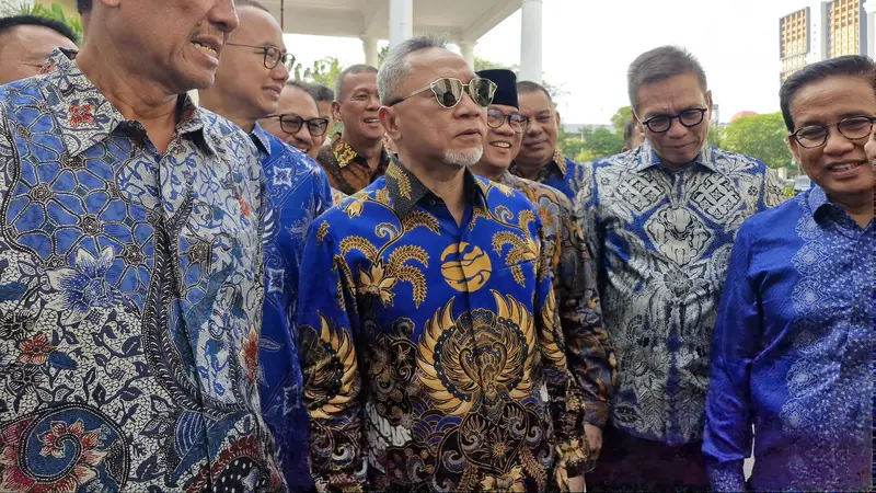 Ketua Umum Partai Amanat Nasional (PAN) Zulkifli Hasan sebelum pertemuan di Kompleks Istana Kepresidenan Jakarta, Jumat (10/5/2024)