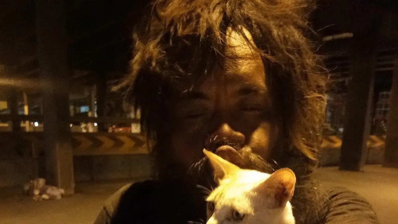 Demi Kasih Makan Kucing, Tuna Wisma Ini Jualan Jeruk Nipis