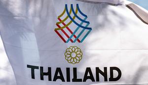 Sepuluh cabang olahraga dengan potensi 109 medali emas tersebut adalah tinju, pencak silat, sepak bola, catur, judo, kabaddi, karate, gulat, petanque, dan wushu. Tampak dalam foto, bendera SEA Games ke-33 2025 terlihat di luar Stadion Nasional Rajamangala, Bangkok, Thailand pada Jumat 28 November 2025. (Chanakarn Laosarakham/AFP)