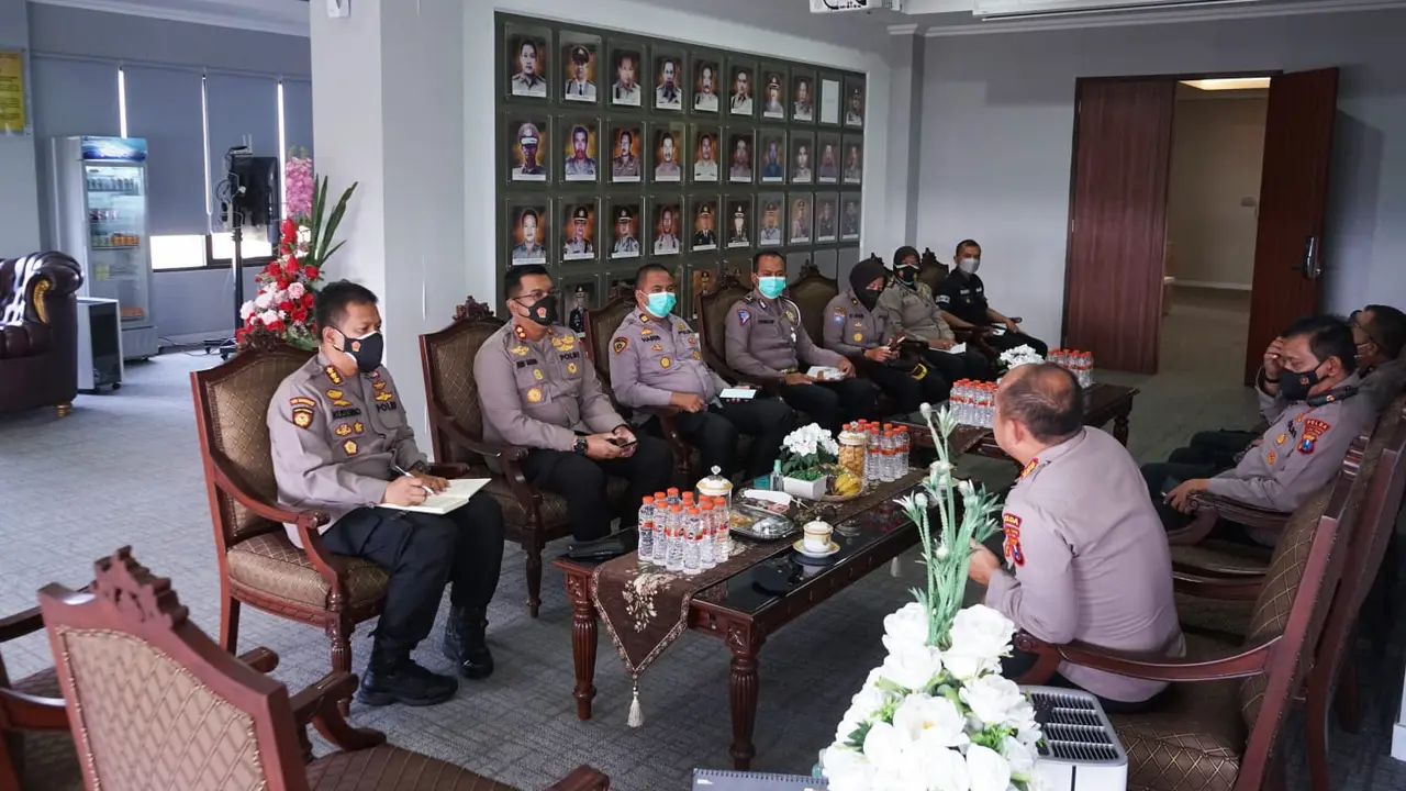 Polda Jawa Timur (Jatim) dan  Mapolresta Sidoarjo  menggelar rapat koordinasi terkait sinkronisasi data dan penanganan Covid-19. (Dian Kurniwan/Liputan6.com)