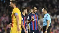 Kapten Barcelona, Sergio Busquets (nomor 5), gagal membawa timnya meraih kemenangan kontra Girona pada laga pekan ke-28 La Liga di Spotify Camp Nou, Selasa (11/4/2023) dini hari WIB. Dalam duel itu, Barca ditahan 0-0 Girona. (AFP/Pau Barrena)