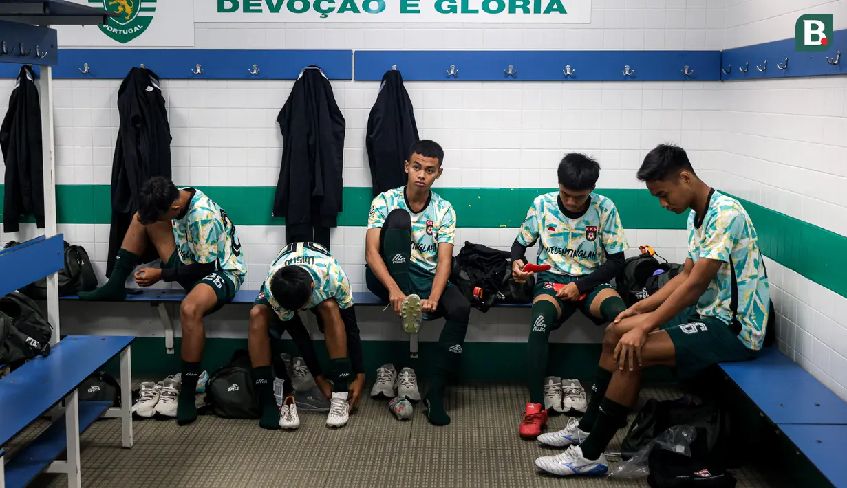 Pemain-pemain dari Korea-Korea Selecao bersiap di ruang ganti pemain di akademi Sporting CP, Lisbon, Portugal, Jumat (22/11/2024). (Bola.com/Bagaskara Lazuardi)
