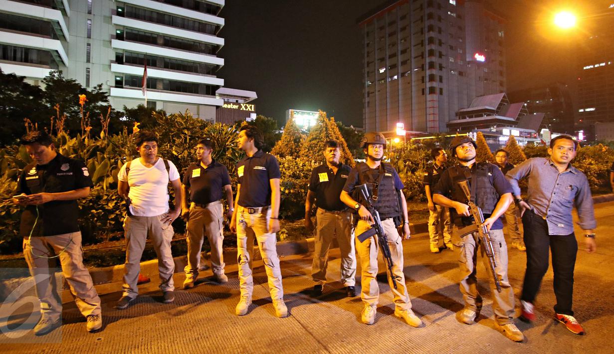 Sejumlah polisi berjaga di area gedung Jaya, Jalan MH Thamrin, Jakarta Pusat, Kamis (14/1). Ledakan yang diduga berasal dari ban truk yang pecah itu sempat membuat Jalan MH Thamrin kembali ditutup pada malam hari. (Liputan6.com/Immanuel Antonius)