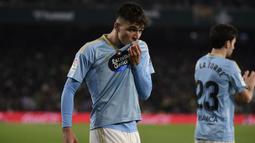 Selebrasi gelandang Celta Vigo, Gabriel Veiga setelah mencetak gol ke gawang Real Betis pada laga Liga Spanyol 2022/2023 di Benito Villamarin Stadium, Sevilla (4/2/2023). Tampil sebagai gelandang, Gabriel Veiga tampil tajam bersama Celta Vigo di musim debutnya pada 2022/2023. Ketajamnnya yang mampu mencetak 11 gol musim lalu tentu cocok untuk menggantikan peran Kevin De Bruyne yang juga tajam dalam urusan menggetarkan jala gawang lawan. (AFP/Cristina Quicler)