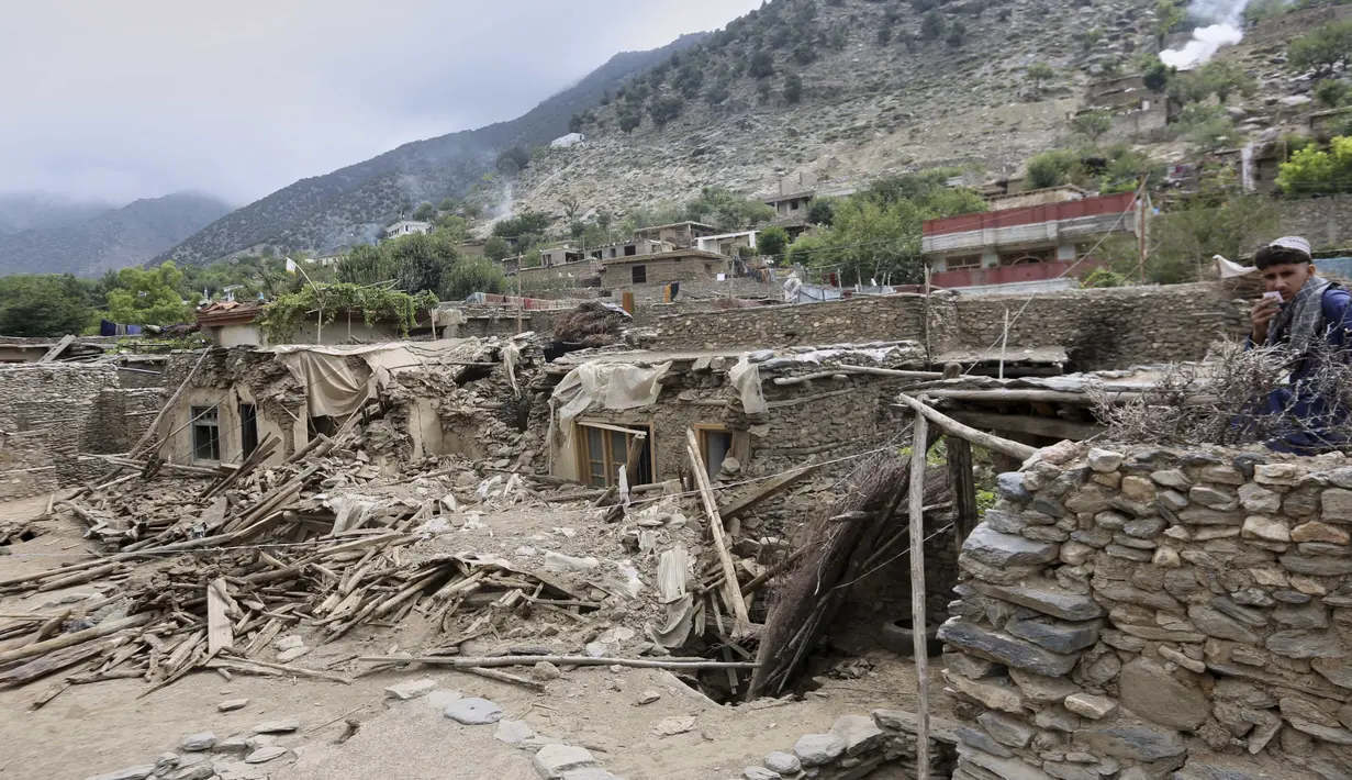 Untuk diketahui, Ini menjadi gempa besar ketiga yang menghantam Afghanistan sejak 2021. (AP Photo/Wahidullah Kakar)