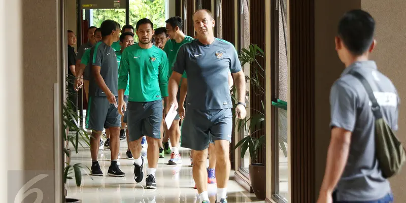 20161214-Usai Berlatih Ringan, Pemain Timnas Indonesia Dikawal-Bogor