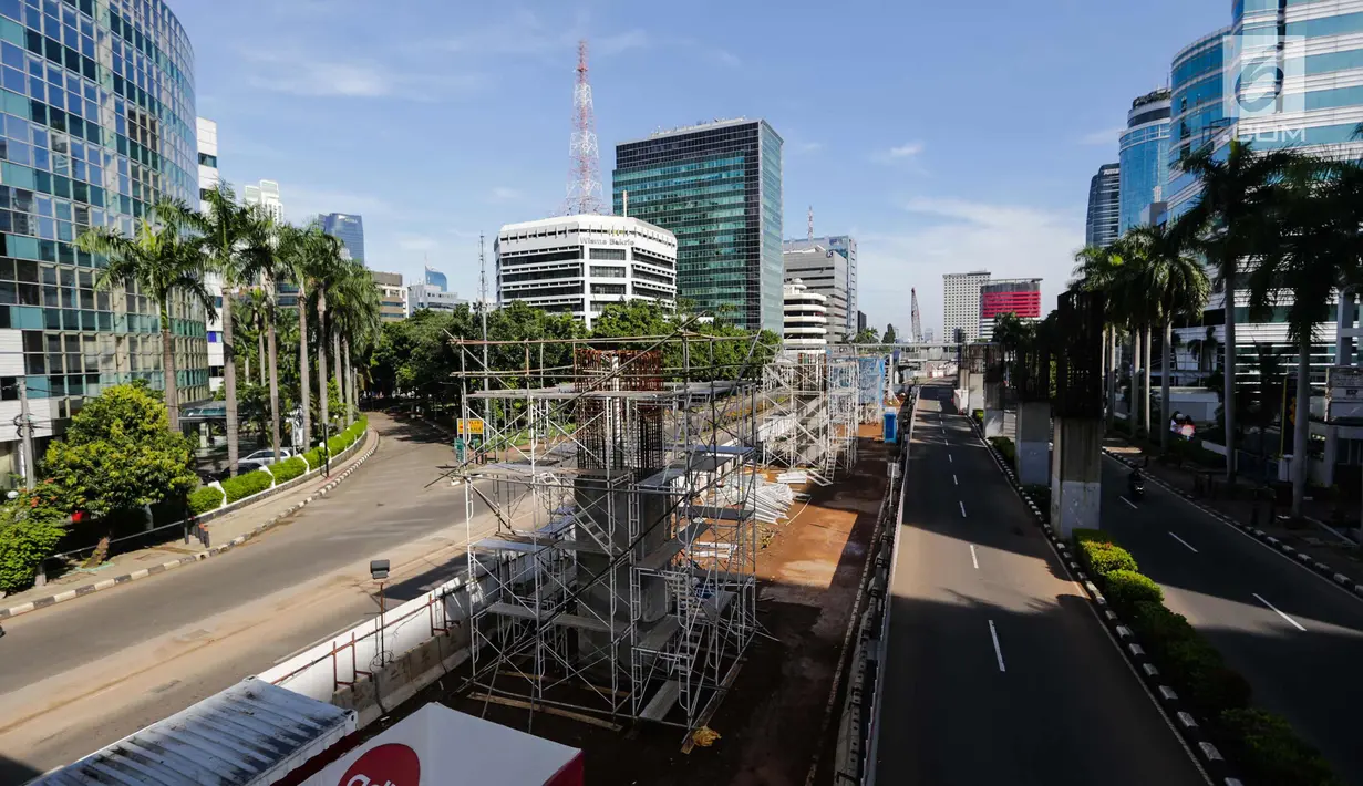 Suasana proyek LRT dikawasan Kuningan, Jakarta, Senin (1/1). Sejumlah proyek infrastruktur lain di Ibukota, seperti proyek  Light Rail Transit tampak sepi aktifitas pengerjaan dikarenakan Libur Tahun Baru. (Liputan6.com/Faizal Fanani)