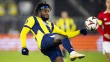 Pemain depan Fenerbahce asal Prancis #97, Allan Saint-Maximin, mengontrol bola selama pertandingan Liga Eropa UEFA, fase Liga - Pertandingan ke-4, pertandingan sepak bola antara AZ Alkmaar dan Fenerbahce di Stadion AZ, di Alkmaar pada tanggal 7 November 2024. (Koen van Weel/ANP/AFP)
