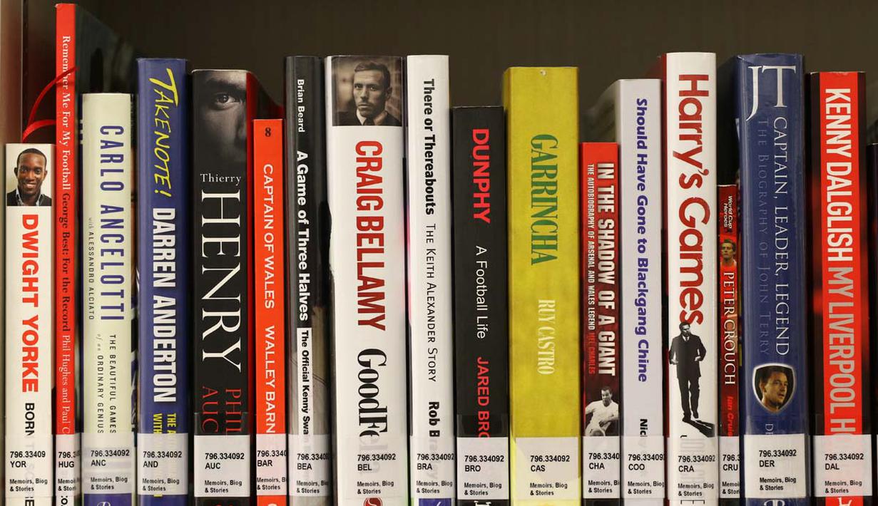 Koleksi biografi yang cukup lengkap. (Bola.com/Arief Bagus)