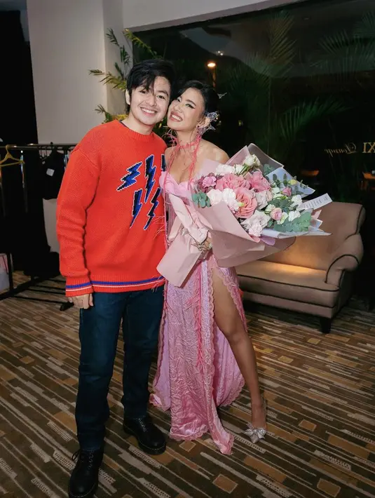 Sang kekasih Angga Yunanda pun nampak hadir mensupport. Shenina mengenakan makeup glam dengan eyeshadow putih dan lipstik pinknya. (@shenacinnamon)