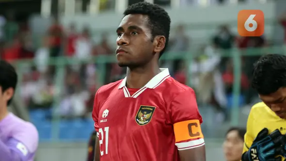 <p>Pemain Timnas Indonesia U-17, Iqbal Gwijangge, memasuki lapangan pertandingan dalam laga uji coba melawan Timnas Korea Selatan U-17 yang berlangsung di Stadion Patriot Candrabhaga, Bekasi, Rabu (30/8/2023). (Bola.com/Abdul Aziz)</p>
