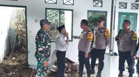 Kepolisian Sektor Cisaat dan Kadudampit saat meninjau lokasi longsor di Ponpes Yaspida Kabupaten Sukabumi (Liputan6.com/Istimewa).