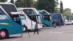 Sejumlah bus AKAP terparkir di terminal Kalideres, Jakarta Barat, Kamis (30/7/2020). Pemerintah Provinsi DKI Jakarta  mencabut syarat wajib surat izin keluar masuk (SIKM) bagi pengguna transportasi umum jarak jauh membawa angin segar di industri transportasi darat. (Liputan6.com/Angga Yuniar)