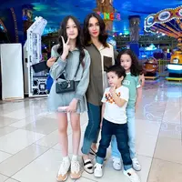 Aktor yang juga komedian Andhika Pratama siap menjadi papa galak untuk putrinya. Hal itu diungkapkan suami Ussy Sulistiawaty itu melalui akun instagramnya. Andhika membagikan beberapa potret cantik putrinya. [Instagram/andhiiikapratama]