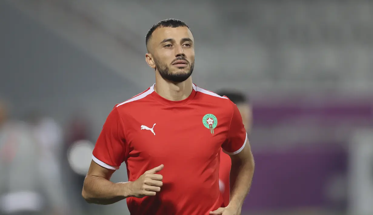 Bek Maroko, Romain Ghanem Saiss melakukan pemanasan dalam sesi latihan jelang menghadapi Prancsi di babak semifinal Piala Dunia 2022  di Stadion Al Duhail SC di Doha pada 13 Desember 2022. Maroko berhasil lolos ke semifinal usai menyingkirkan Portugal dengan skor 1-0 pada babak perempat final. (AFP/Karim Jaafar)
