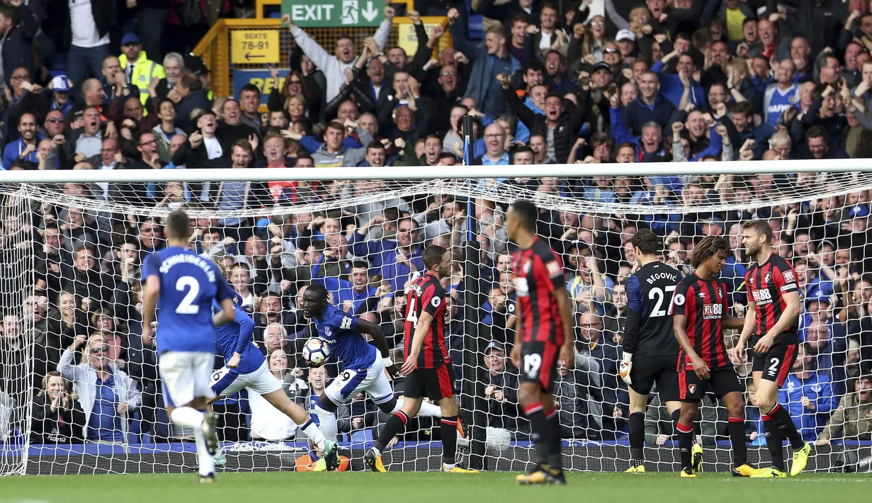 Striker Everton, Oumar Niasse, melakukan selebrasi usai mencetak gol ke gawang Bournemouth pada Premier League, di Stadion Goodison Park, Sabtu (23/9/2017). Everton menang 2-1 atas Bournemouth. (AP/Barrington Coombs)