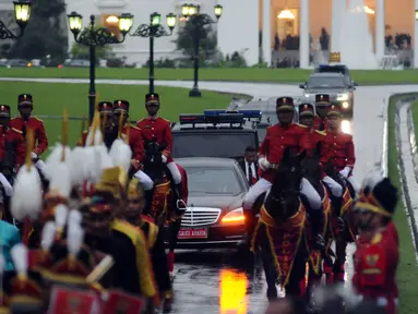 Iring-iringan kendaraan Raja Salman bin Abdulaziz dikawal pasukan berkuda saat meninggalkan Istana Bogor, Rabu (1/3). Mengawali kunjungan, Raja Salman bertemu Presiden Jokowi di Istana Bogor. (Liputan6.com/Helmi Fithriansyah)