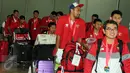 Tim nasional basket putra/putri Indonesia saat tiba di Bandara Soekarno-Hatta, Banten, Selasa (16/6/2015). Mereka berhasil mengawinkan dua medali perak di cabang olahraga basket pada SEA Games 2015 di Singapura. (Liputan6.com/Helmi Afandi)