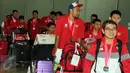 Tim nasional basket putra/putri Indonesia saat tiba di Bandara Soekarno-Hatta, Banten, Selasa (16/6/2015). Mereka berhasil mengawinkan dua medali perak di cabang olahraga basket pada SEA Games 2015 di Singapura. (Liputan6.com/Helmi Afandi)